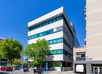 Oficina en venta en Calle Hermanos García Noblejas, 37 A, San Blas - Canillejas, Madrid, 28037 con edificio, coche, cielo, luz de la calle, azul, árbol, rueda, bloque de pisos, arquitectura y ventana alrededor