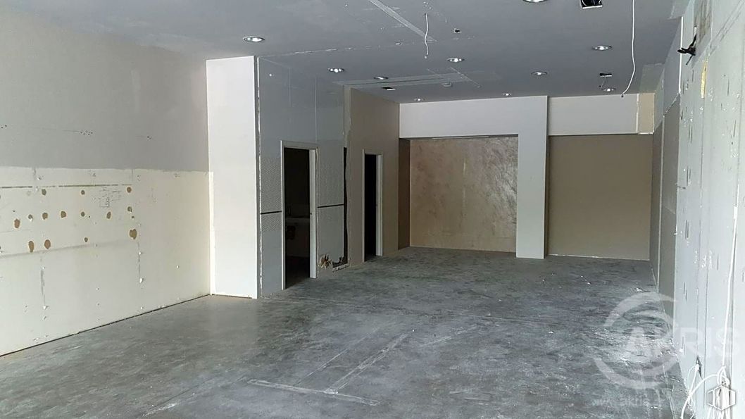 Retail for sale & for rent at Bulevar, Avenida Europa, Toledo, 45003 with fixture, hall, floor, flooring, composite material, ceiling, shade, automotive exterior, wood and paint around