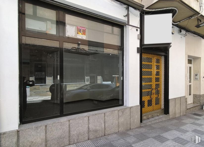 Retail for sale & for rent at Calle Colón, Cuenca, 16002 with building, fixture, door, automotive exterior, facade, house, glass, vehicle door, window and shade around