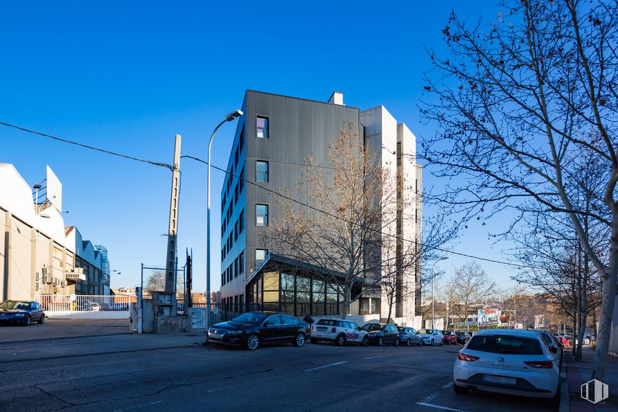 Office for sale at Calle Secoya, Carabanchel, Madrid, 28054 with car, building, sky, land vehicle, vehicle, blue, wheel, tree, street light and road surface around