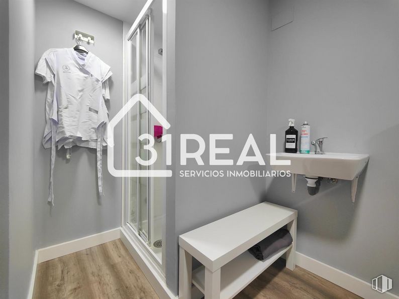 Retail for rent at Zona Peñagrande, Fuencarral - El Pardo, Madrid, 28035 with top, table, sink, property, wood, interior design, sleeve, grey, floor and flooring around