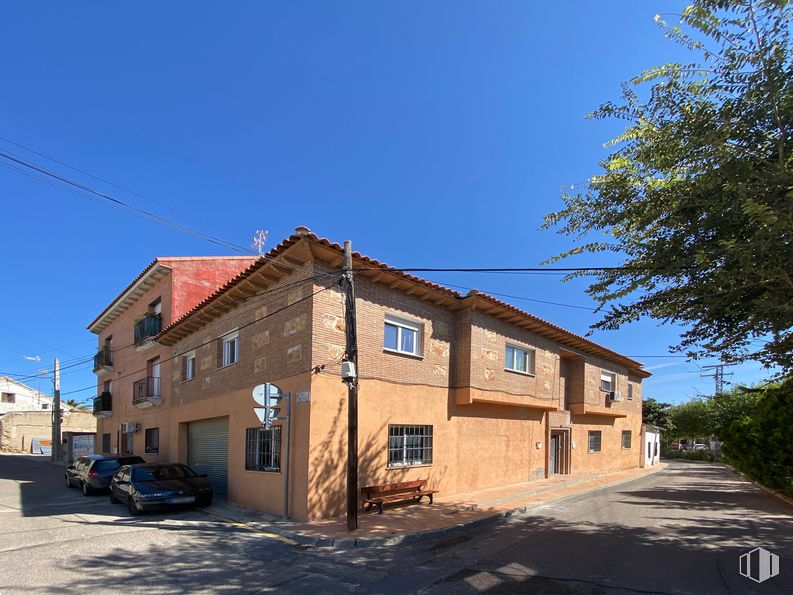 Retail for sale at Calle Arenal, 46, Casarrubios del Monte, Toledo, 45950 with car, house, sky, window, building, plant, tree, road surface, residential area and rural area around