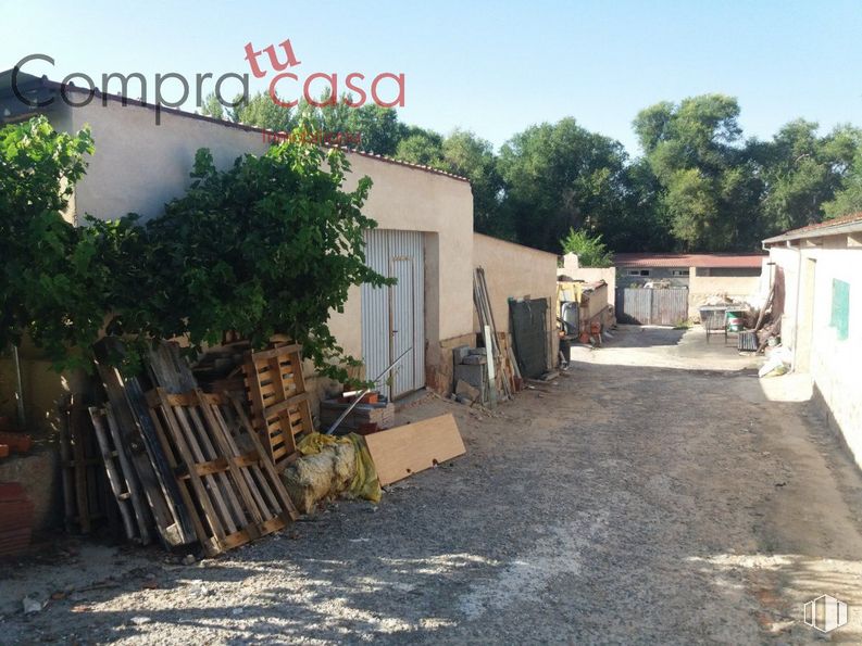 Industrial for sale at Carretera Arévalo, Segovia, 40003 with door, sky, plant, building, road surface, asphalt, tire, tree, house and neighbourhood around