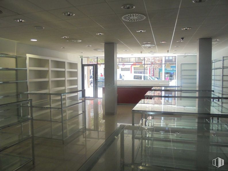 Retail for sale at Calle José Zorrilla, Segovia, 40002 with fixture, building, interior design, flooring, floor, wall, material property, glass, ceiling and shelving around