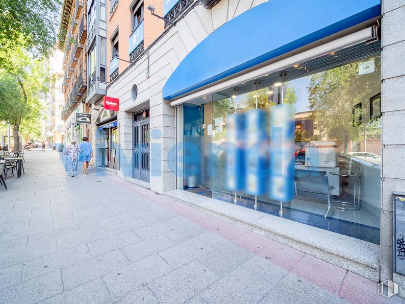 Local en alquiler y venta en Calle Bravo Murillo, Chamberí, Madrid, 28003 con árbol, ventana, edificio, superficie de la carretera, planta, diseño urbano, acera, carretera, fachada y ciudad alrededor