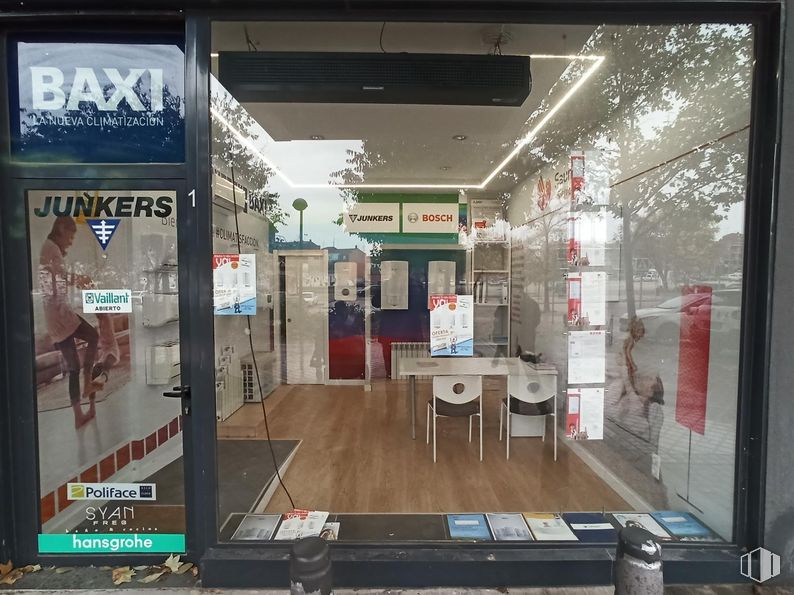 Retail for rent at Calle Martin Muñoz de Posadas, 5, Villa de Vallecas, Madrid, 28031 with chair, door, advertising, glass, transparency, display case, banner, cleanliness, retail and aluminium around