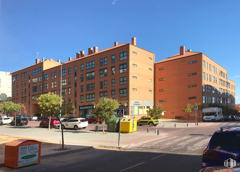 Local en alquiler y venta en Calle Alonso Zamora Vicente, 13, San Sebastián de los Reyes, Madrid, 28700 con edificio, coche, cielo, vehículo terrestre, día, propiedad, ventana, vehículo, luz de la calle y planta alrededor