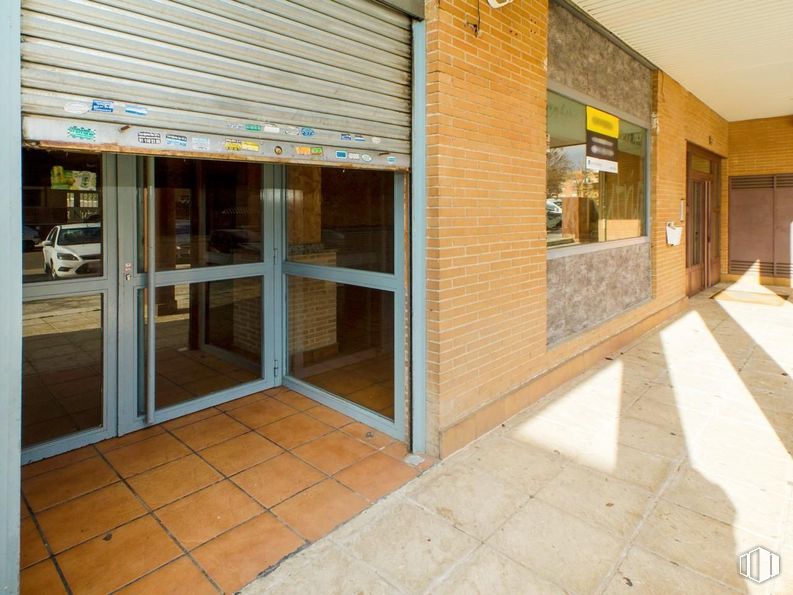 Local en venta en Calle Islas Columbretes, 5, Humanes de Madrid, Madrid, 28970 con madera, edificio, suelos, ventana, suelo, ladrillo, accesorio, sombra, puerta y fachada alrededor