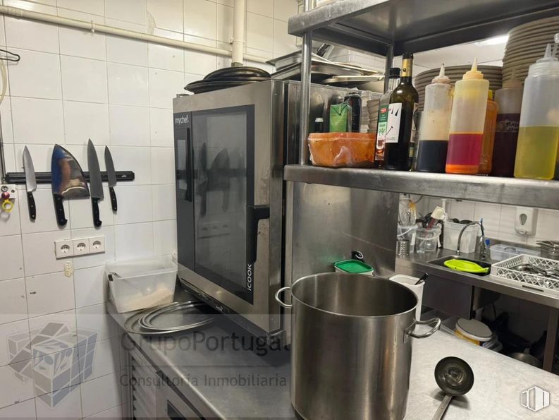 Retail for rent at Zona Sector B, Boadilla del Monte, Madrid, 28660 with property, home appliance, kitchen appliance, interior design, bottle, kitchen, major appliance, gas, stove and machine around