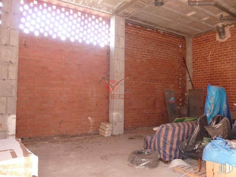 Retail for sale & for rent at Zona Parque Sol, Cuenca, 16004 with luggage & bags, handbag, building, brickwork, brick, wood, building material, floor, house and flooring around