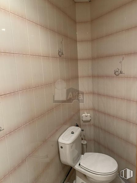 Retail for rent at Avenida Madrid, Navas del Rey, Madrid, 28695 with toilet, white, bathroom, toilet seat, plumbing fixture, building, floor, line, fixture and flooring around