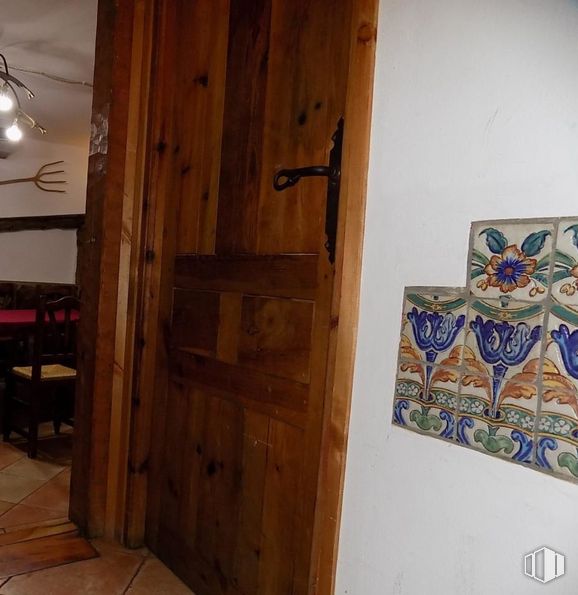 Retail for sale at Zona Centro, Cuenca, 16002 with wardrobe, furniture, wood, interior design, flooring, house, wood stain, art, hardwood and chair around