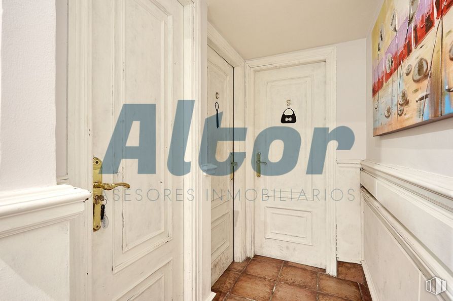 Local en venta en Zona Gaztambide, Chamberí, Madrid, 28015 con marco, puerta, propiedad, pintura, accesorio, madera, diseño de interiores, fuente, tinte para madera y suelo alrededor