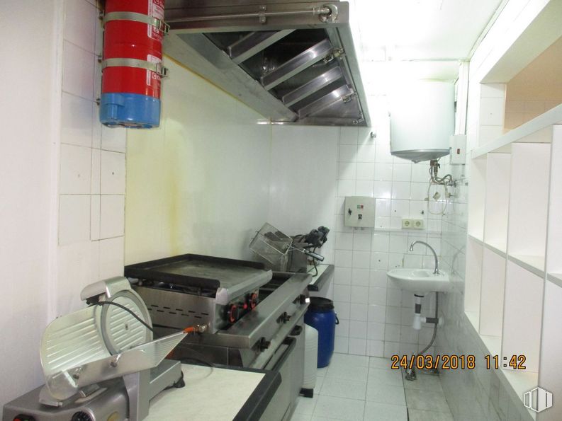 Retail for rent at Calle Nuestra Señora de Sonsoles, Ávila, 05003 with property, building, sink, gas, service, machine, flooring, room, bathroom and ceiling around