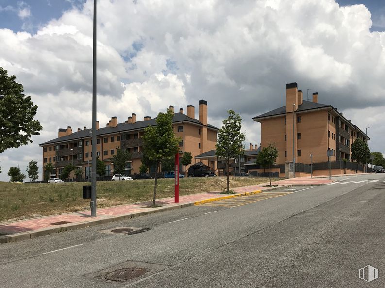 Retail for sale at Calle de Estación de Atocha, 16, Colmenar Viejo, Madrid, 28770 with house, building, cloud, sky, plant, street light, window, tree, road surface and asphalt around