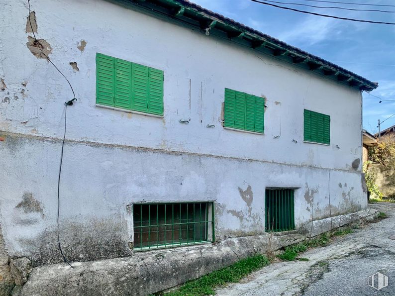 Land for sale at Calle Registros, Cercedilla, Madrid, 28470 with window, house, plant, building, azure, fixture, sky, cloud, door and grass around