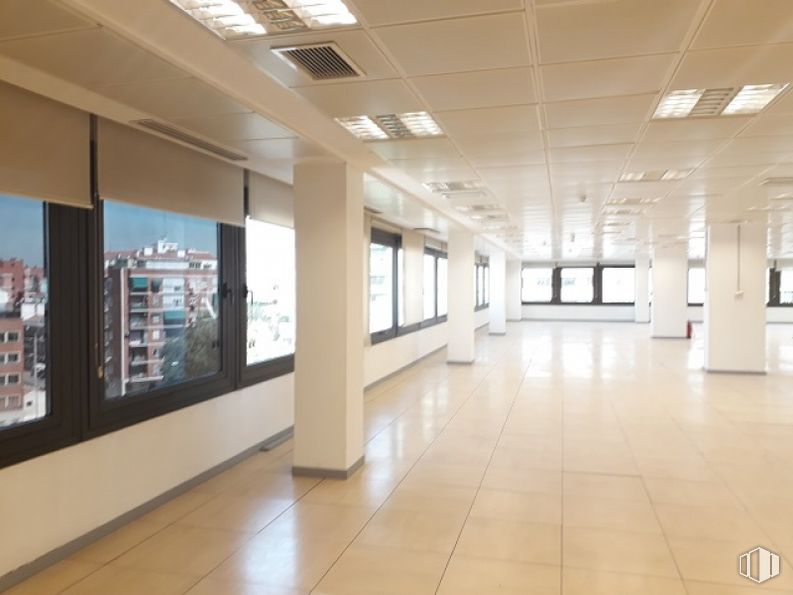 Oficina en alquiler en Calle Orense, 70, Tetuán, Madrid, 28020 con edificio, accesorio, diseño de interiores, piso, suelo, pasillo, techo, vidrio, edificio comercial y espacio alrededor