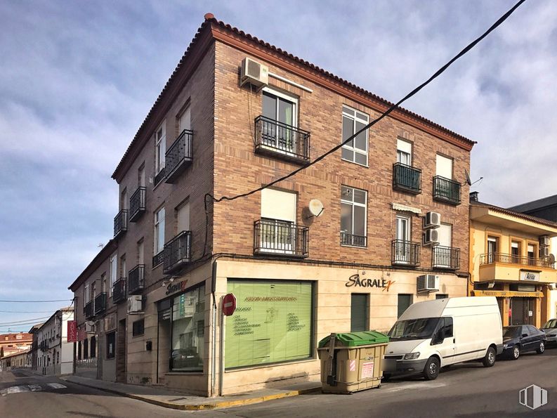 Retail for sale at Calle Illescas, 28, Yuncos, Toledo, 45210 with van, building, sky, cloud, window, property, wheel, road surface, tire and house around