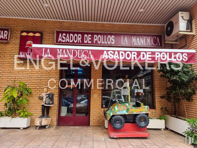 Retail for sale at Calle Querol, Ciudad Lineal, Madrid, 28033 with plant, tire, vehicle, wheel, automotive tire, motor vehicle, flowerpot, building, automotive design and facade around