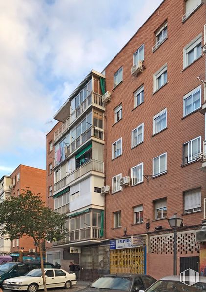 Local en alquiler y venta en Calle Cañada, 8, Alcorcón, Madrid, 28922 con coche, edificio, rueda, cielo, neumático, nube, día, propiedad, ventana y bloque de torre alrededor