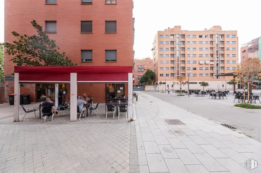 Local en venta en Calle Gainza, Usera, Madrid, 28041 con edificio, persona, ventana, planta, superficie de la carretera, arquitectura, diseño urbano, árbol, cielo y condominio alrededor