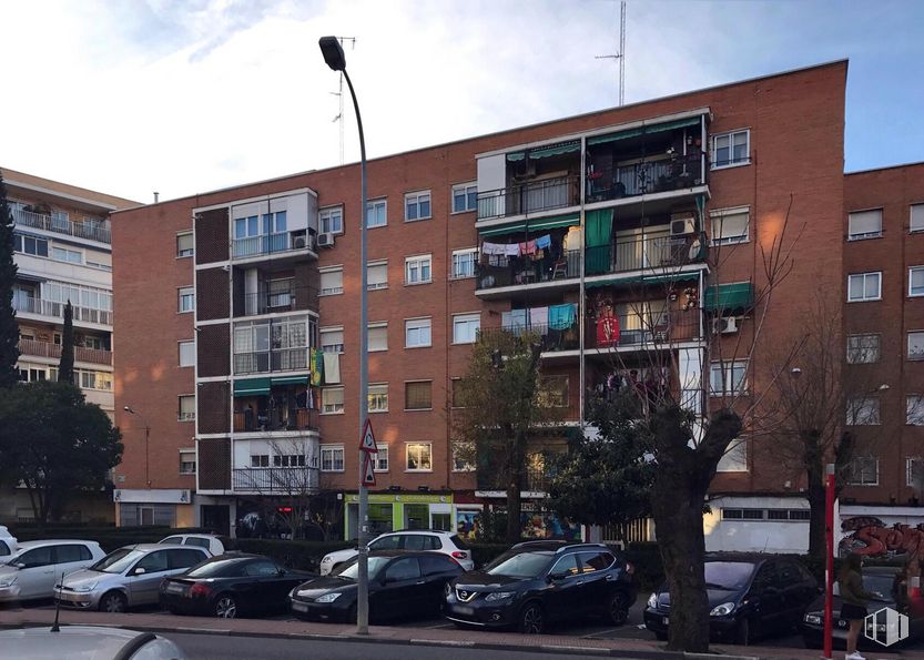 Local en alquiler en Avenida Doctor Marañon, 3, Alcalá de Henares, Madrid, 28806 con coche, edificio, cielo, vehículo terrestre, rueda, nube, durante el día, ventana, neumático y vehículo alrededor