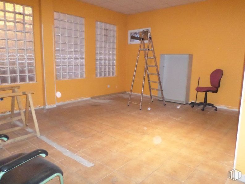 Retail for rent at Avenida Pocito de las Nieves, Las Rozas de Madrid, Madrid, 28230 with ladder, chair, window, wood, building, interior design, fixture, paint, flooring and floor around