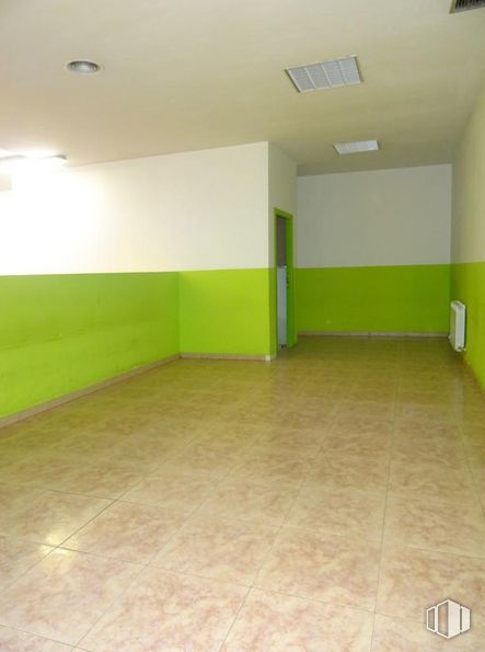 Local en venta en Calle Villaverde, 28, Getafe, Madrid, 28902 con propiedad, accesorio, suelo, piso, pasillo, madera, pared, edificio, propiedad material y techo alrededor