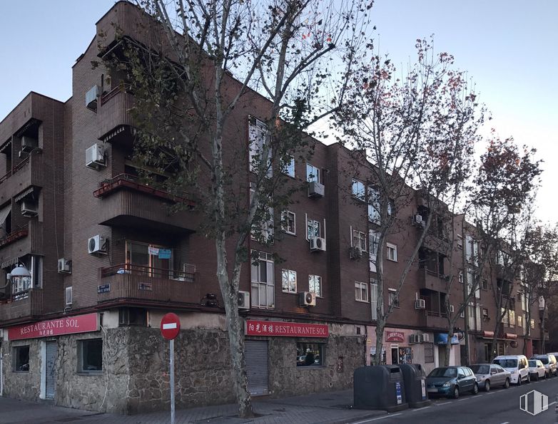 Local en alquiler y venta en Calle Huerta de Villaverde, Villaverde, Madrid, 28021 con edificio, cielo, ventana, propiedad, planta, rueda, neumático, diseño urbano, árbol y condominio alrededor