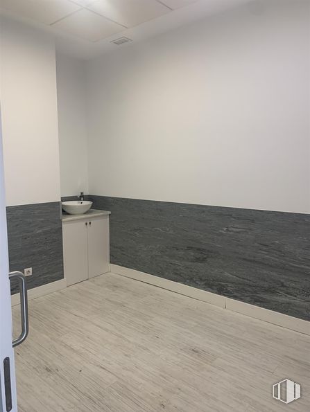 Retail for rent at Calle Puerto de Somport  , Fuencarral - El Pardo, Madrid, 28050 with sink, cabinetry, wood, building, flooring, floor, hardwood, composite material, rectangle and plywood around