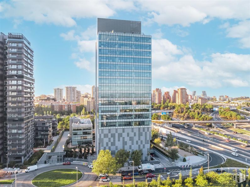 Oficina en alquiler en Torre Chamartín, Calle Dulce Chacón, 55, Hortaleza, Madrid, 28050 con edificio, nube, cielo, planta, rascacielos, durante el día, bloque de pisos, árbol, diseño urbano y barrio alrededor