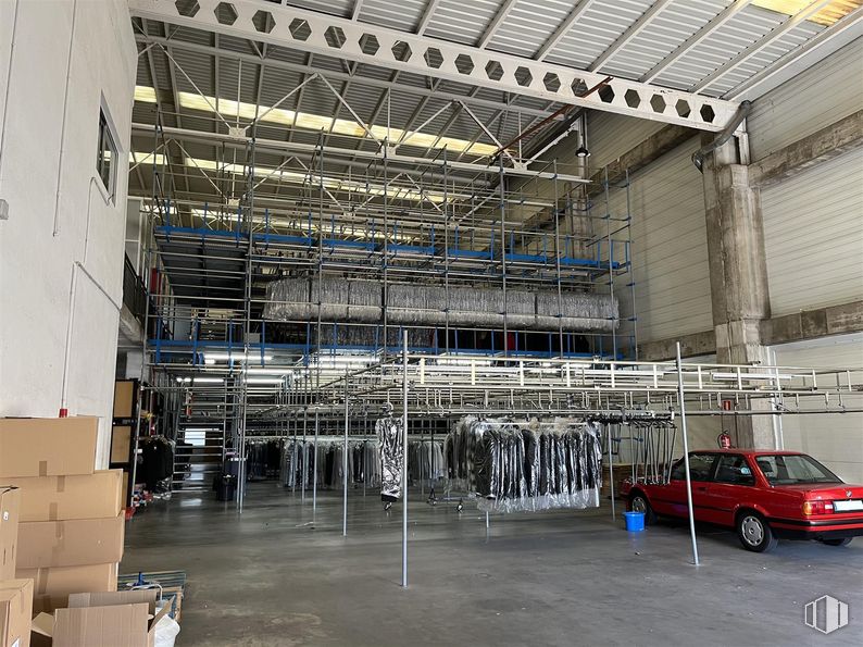 Nave en alquiler y venta en Calle Aeronáutica, 28, Alcorcón, Madrid, 28923 con coche, caja de envío, luz de estacionamiento, rueda, neumático, vehículo, iluminación del automóvil, ingeniería, diseño automovilístico y hall alrededor