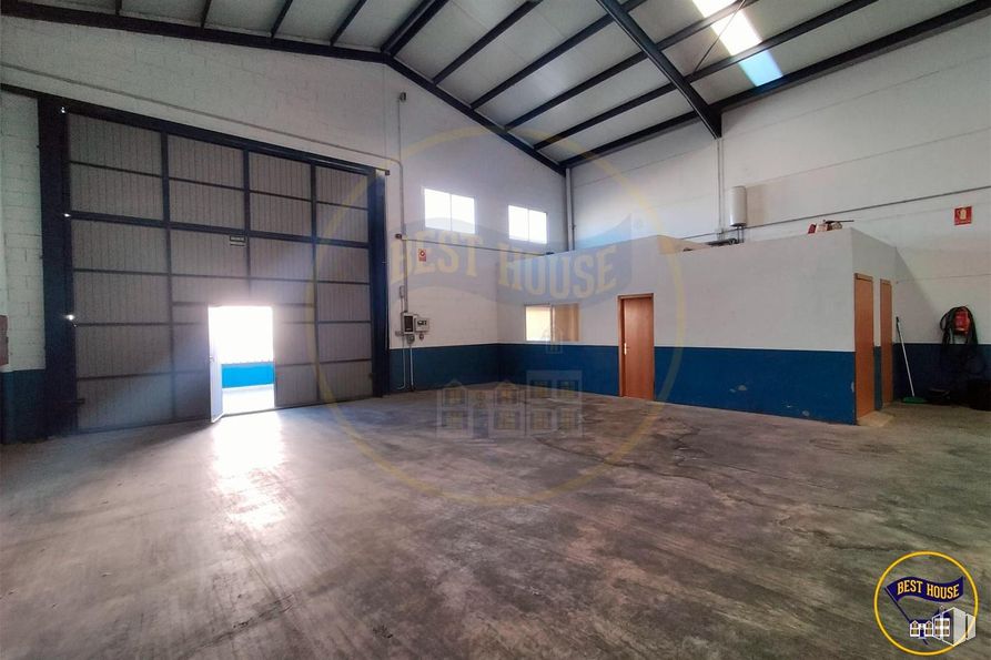 Industrial for sale at Polígono Industrial Sepes, Cuenca, 16004 with door, building, field house, hall, interior design, wood, flooring, floor, house and ceiling around