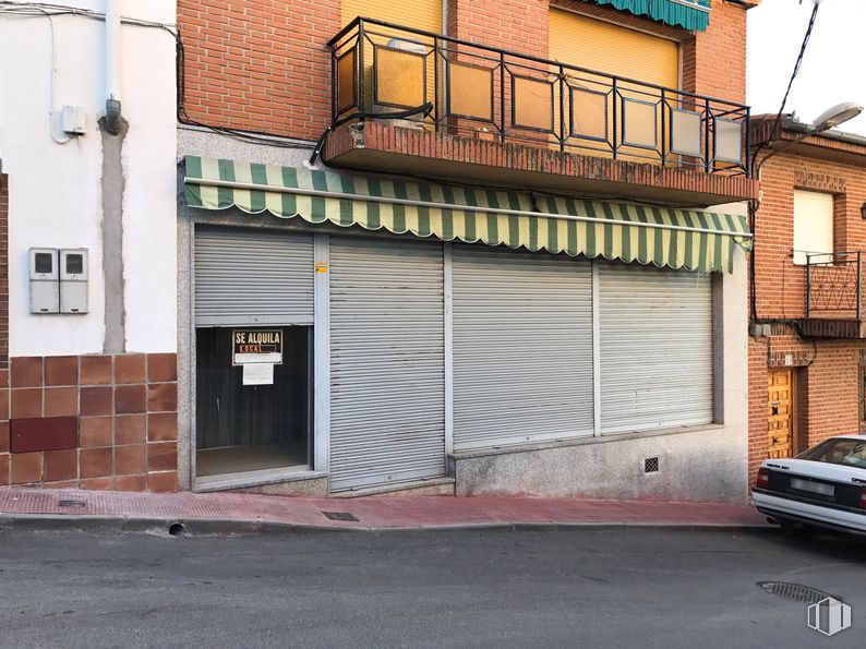 Retail for rent at Calle Gerardo Valdés, 18, La Torre de Esteban Hambrán, Toledo, 45920 with car, door, window, automotive parking light, building, fixture, wood, asphalt, architecture and brickwork around