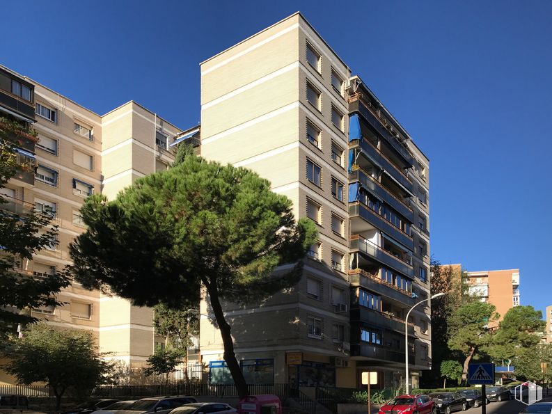 Local en venta en Calle Sierra de Alcubierre, 2, Alcorcón, Madrid, 28923 con edificio, luz de la calle, cielo, día, propiedad, árbol, ventana, bloque de torre, diseño urbano y condominio alrededor