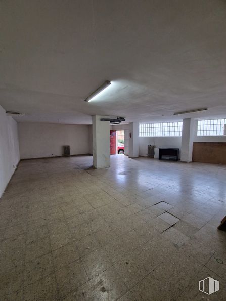 Local en venta en Avenida Doctor Toledo, Las Rozas de Madrid, Madrid, 28230 con ventana, alumbrado, accesorio, pasillo, pavimentos, tintes y sombras, edificio, aparcamiento, techo y evento alrededor