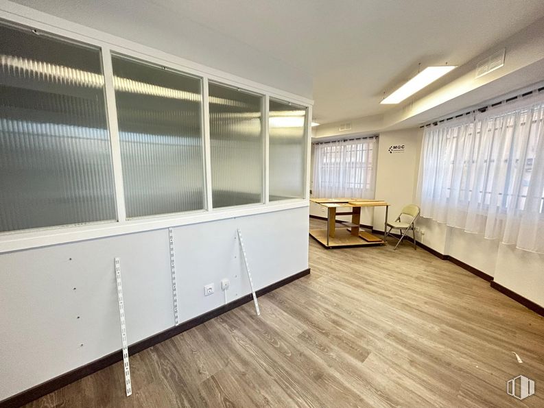 Retail for rent at Avenida Emperatriz Isabel, Carabanchel, Madrid, 28019 with table, light fixture, lighting, window, window blind, cabinetry, wood, flooring, hall and shade around