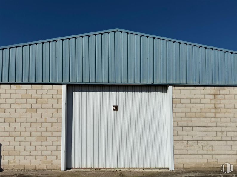 Industrial for sale at Calle León, Magán, Toledo, 45590 with door, wall, wood, roof, composite material, garage door, grey, garage, siding and concrete around