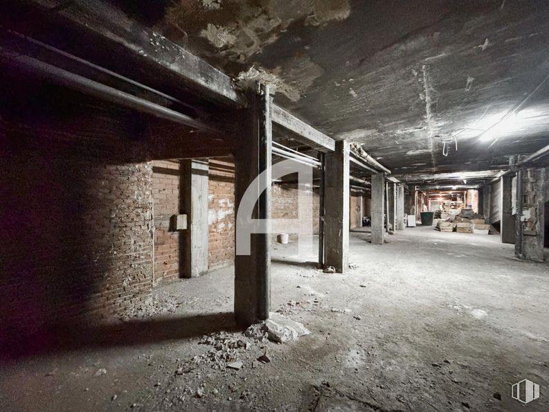 Industrial for sale at Barrio Guindalera, Salamanca, Madrid, 28028 with floor, composite material, concrete, brick, beam, brickwork, building material, basement, column and ruins around