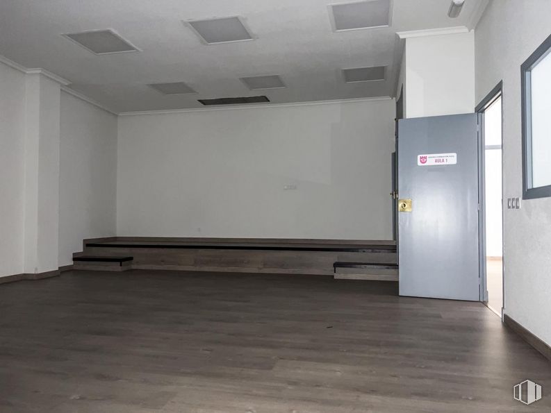 Oficina en alquiler y venta en Plaza Claudio Sánchez Albornoz, Ávila, 05001 con puerta, accesorio, madera, piso, suelo, pasillo, edificio, techo, madera y evento alrededor