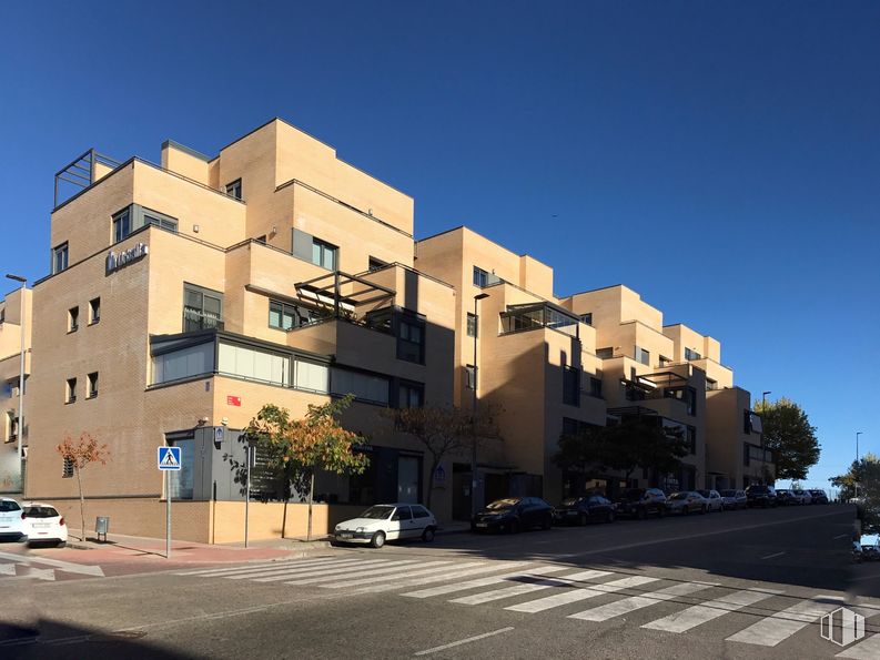 Local en alquiler y venta en Calle José Hierro, 17, San Sebastián de los Reyes, Madrid, 28700 con edificio, coche, cielo, ventana, árbol, vehículo, diseño urbano, luz de la calle, bloque de torres y condominio alrededor