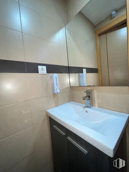 Local en alquiler en Calle San Germán, Tetuán, Madrid, 28020 con fregadero, grifo, edificio, espejo, accesorios de fontanería, casa, madera, ebanistería, lavabo y suelo alrededor