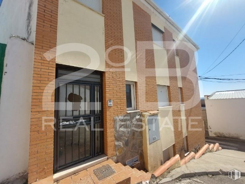 Land for sale at Casco urbano, Huerta de Valdecarábanos, Toledo, 45750 with door, window, property, shade, sky, wood, neighbourhood, fixture, brick and facade around