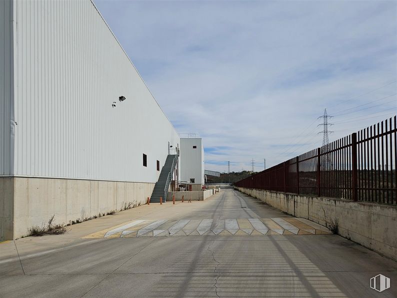 Nave en alquiler en Polígono industrial Mejorada del Campo Sur, Mejorada del Campo, Madrid, 28840 con edificio, cielo, nube, superficie de la carretera, asfalto, madera, material compuesto, ciudad, valla y hormigón alrededor