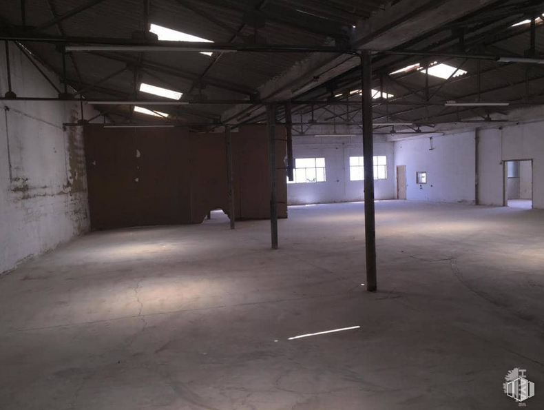 Industrial for sale at Calle Colmena, 8, San Martín de Valdeiglesias, Madrid, 28680 with building, floor, fixture, hall, flooring, tints and shades, ceiling, house, darkness and concrete around