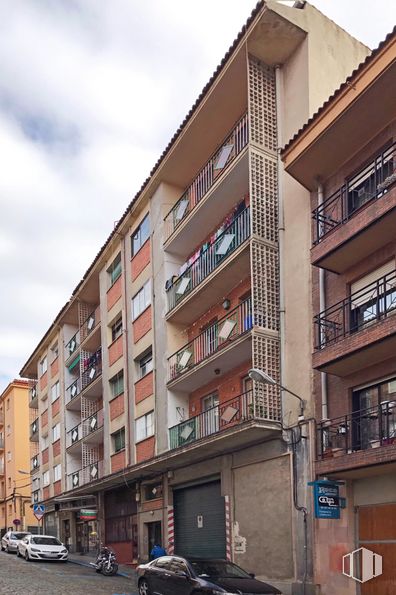 Local en alquiler en Calle San Antón, Segovia, 40004 con edificio, ventana, coche, cielo, nube, rueda, neumático, bloque de torre, vehículo y diseño urbano alrededor