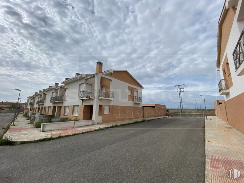 Land for sale at Casco urbano, Mascaraque, Toledo, 45430 with building, cloud, sky, plant, window, house, road surface, asphalt, residential area and neighbourhood around