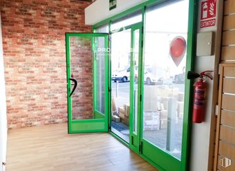 Industrial for rent at Zona Rivas, Rivas-Vaciamadrid, Madrid, 28529 with door, flooring, floor, glass, home door, transparency, cleanliness, screen door and sliding door around