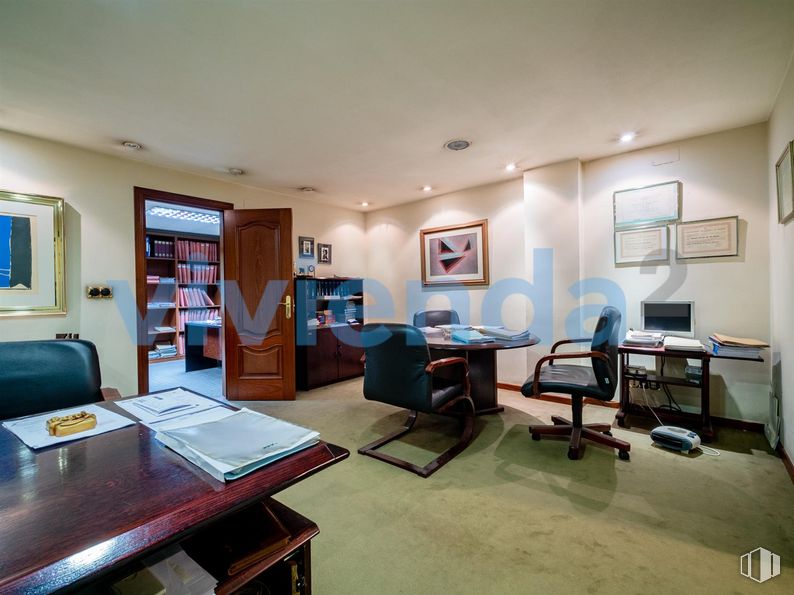 Office for sale at Calle Doctor Esquerdo, Retiro, Madrid, 28007 with chair, table, furniture, picture frame, television, building, desk, flooring, living room and real estate around