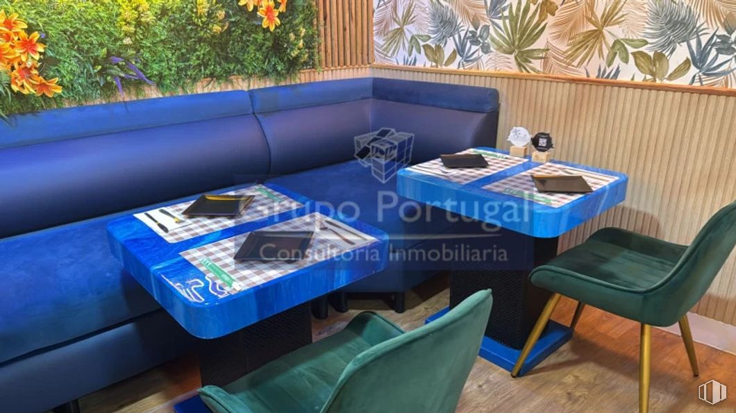 Local en alquiler en Zona Puerta de Toledo, Centro, Madrid, 28005 con silla, mesa, mueble, interiorismo, restaurante, sofá, daybed, sala de estar, mesa de centro y mesa de cocina y comedor alrededor